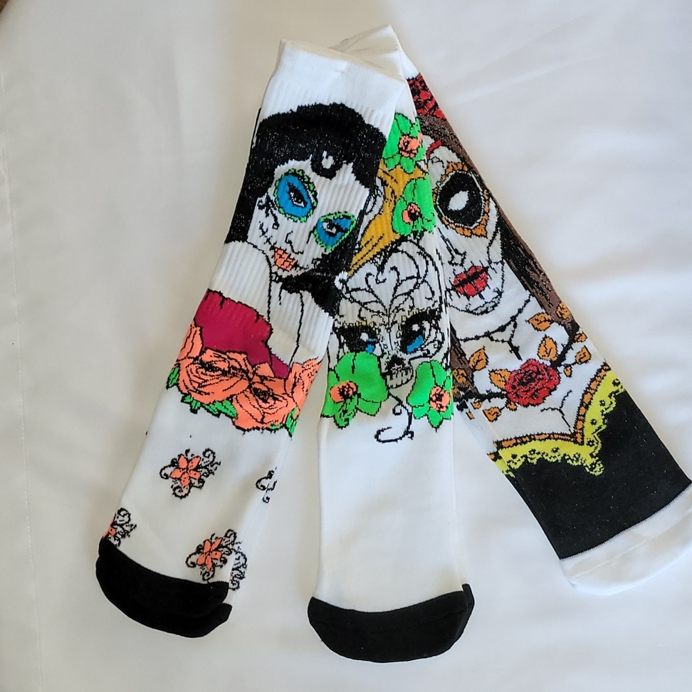 HALLOWEEN--DAY OF THE DEATH--NICE CREW SOCKS SET OF 3 PAIRS (NWOT)